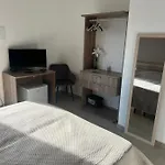 Poolside Bed & Breakfast 4*