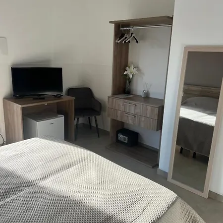 Poolside Bed & Breakfast 4*