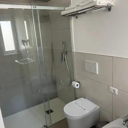 Poolside Bed & Breakfast 4*
