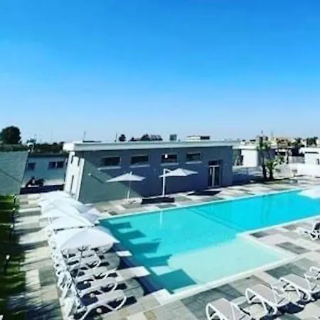 Poolside Bed & Breakfast 4*