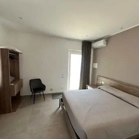 Bed & Breakfast Poolside 4*