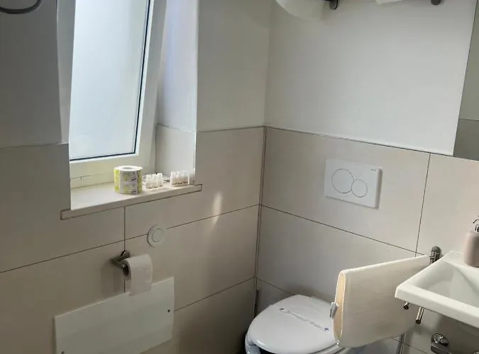 Poolside Bed & Breakfast 3*